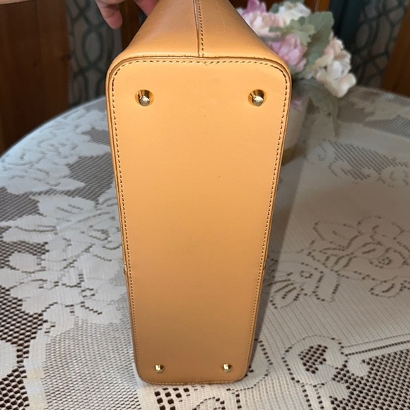 Elegant Tan Handbag - Picture 10 of 13